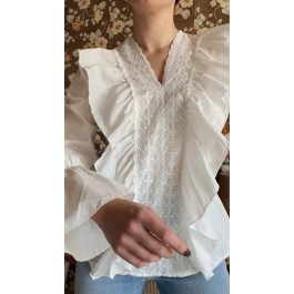 Blouse à volants et broderie anglaise