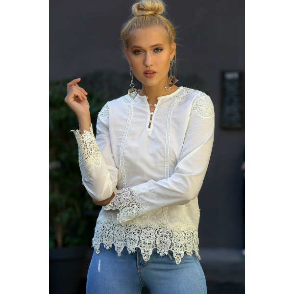 Blouse à empiècements en guipure