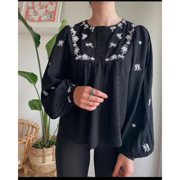 Blouse plumetis brodée