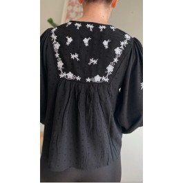 Blouse plumetis brodée