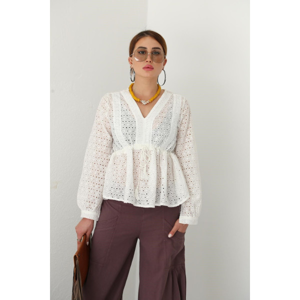 Blouse col V en broderie anglaise