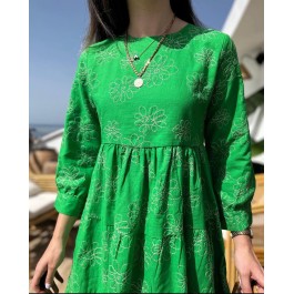 Robe brodée verte à volants