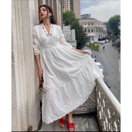 Robe longue à volants en broderie anglaise