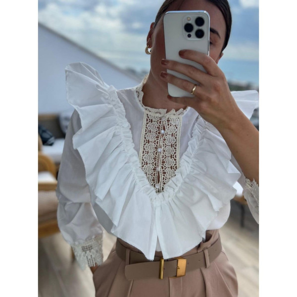 Blouse à volants et guipure