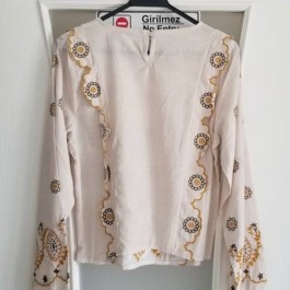 Blouse bohème à broderies et découpes