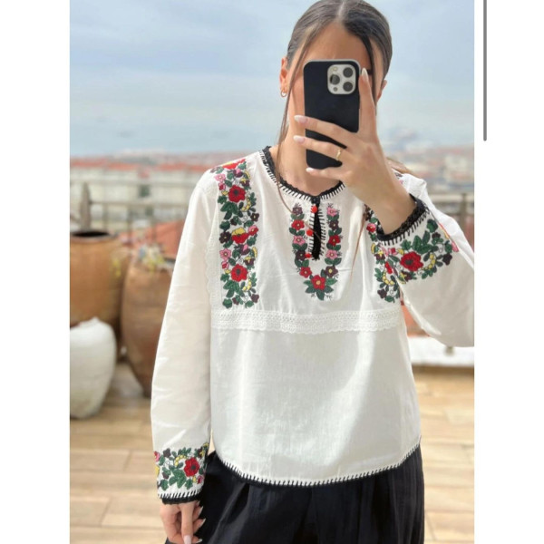 Blouse à broderie florale et guipure