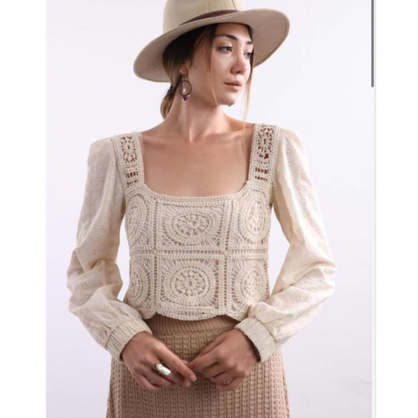 Blouse raccourcie en crochet et broderie anglaise