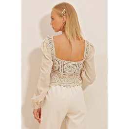 Blouse raccourcie en crochet et broderie anglaise