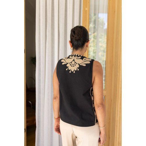Gilet sans manches noir broderie beige Gilet sans manches noir broderie beige