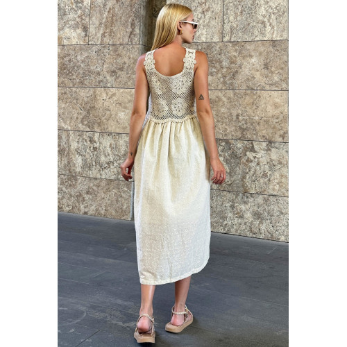 Robe midi en crochet et broderie anglaise