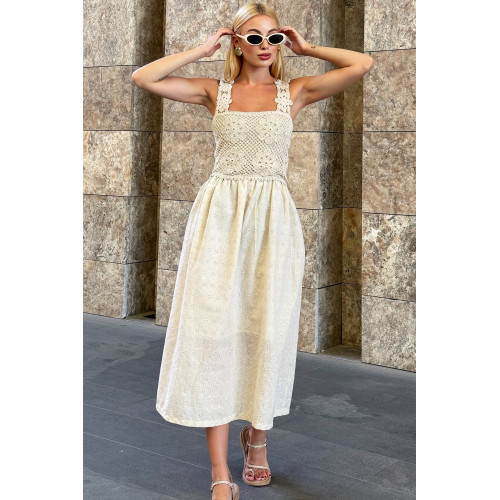 Robe midi en crochet et broderie anglaise