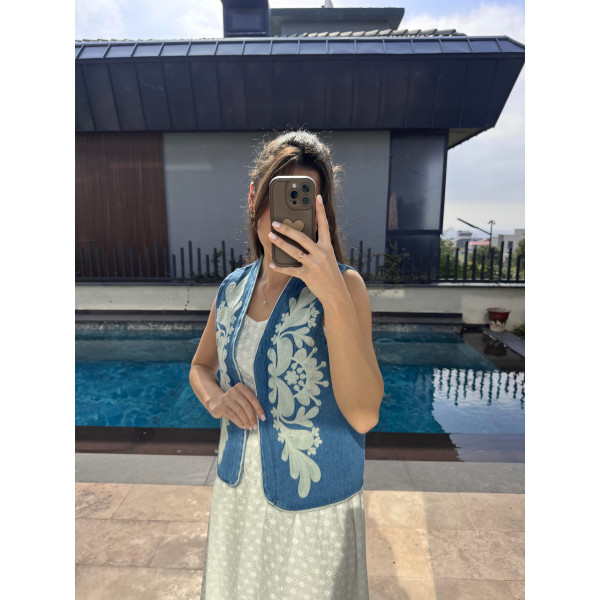 Gilet sans manches en denim brodé