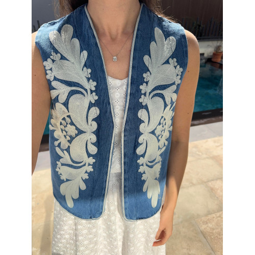 Gilet sans manches en denim brodé Gilet sans manches en denim brodé