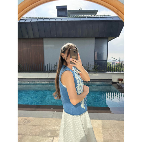 Gilet sans manches en denim brodé Gilet sans manches en denim brodé