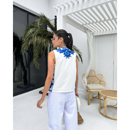 Gilet sans manches blanc broderie bleue Gilet sans manches blanc broderie bleue