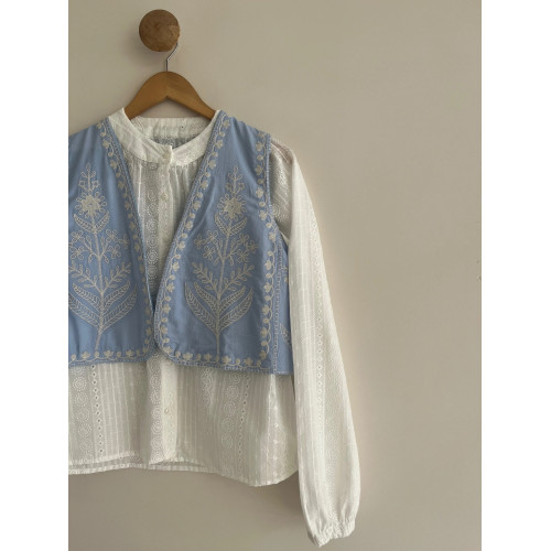 Gilet bleu sans manches brodé Gilet bleu sans manches brodé