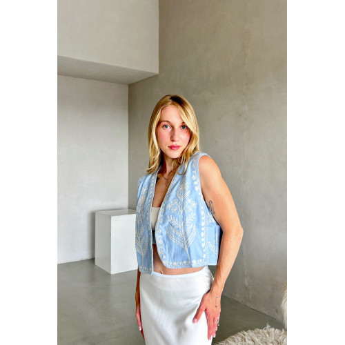 Gilet bleu sans manches brodé Gilet bleu sans manches brodé